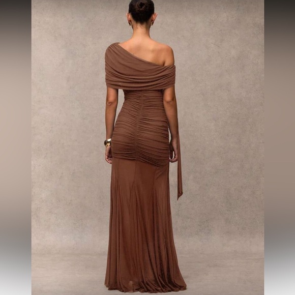 Elegant Brown Off-Shoulder Dress - Picture 3 of 8